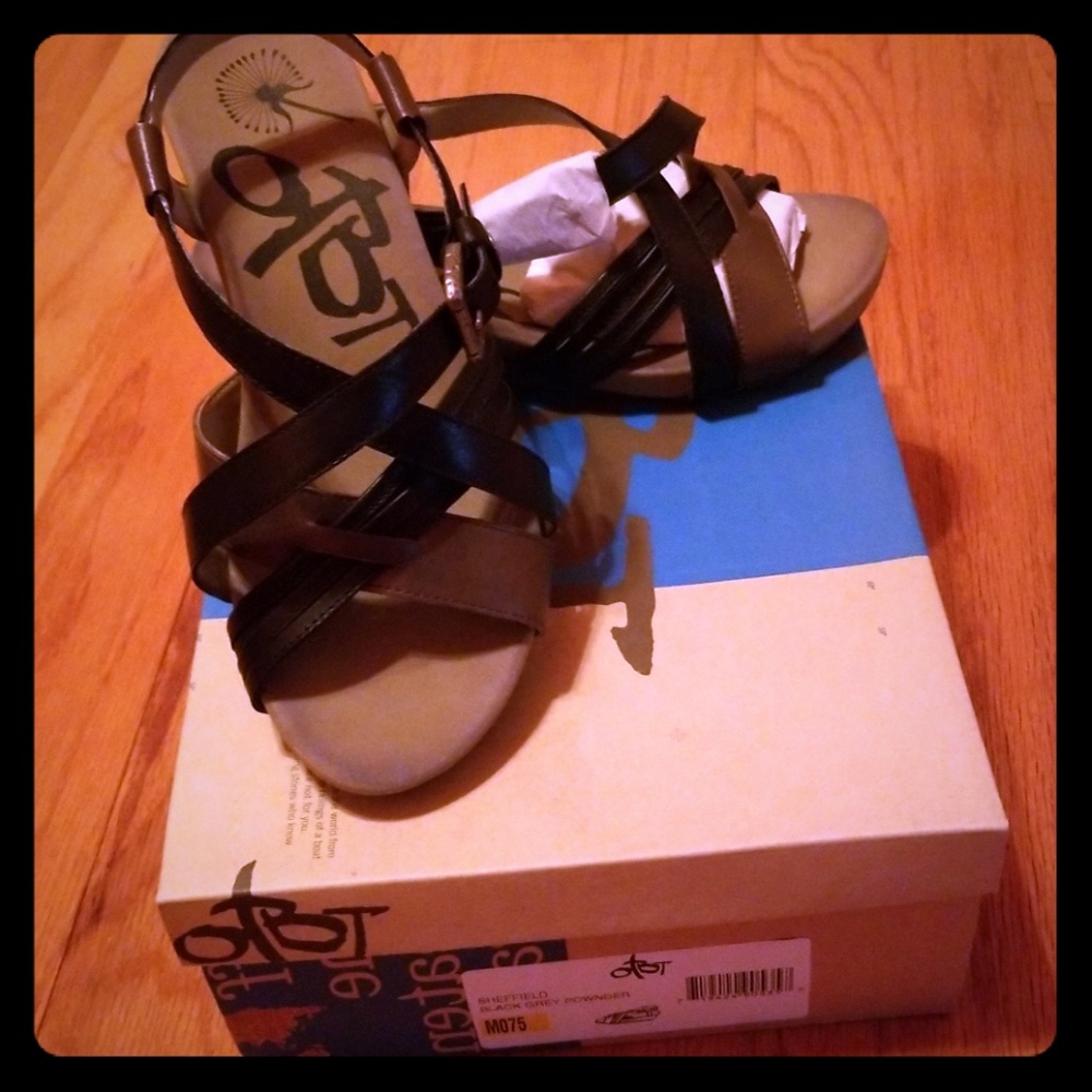 (New) OTBT Women’s Sheffield Sandals Pownder